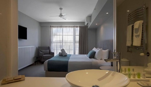 Premium Studio Queen Room