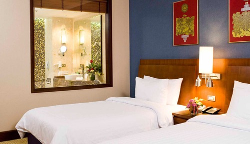 Room, 2 Twin Beds, Pool View