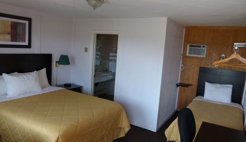 Comfort Room (1 Queen and 1 Single Bed)