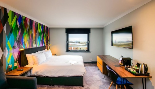 Club Room (FREE Gym & Pool Access)
