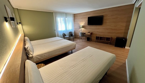 Family Room (2 adults and 1 child)