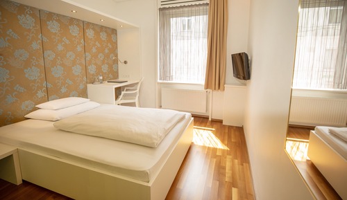 Basic Single Room, 1 Queen Bed