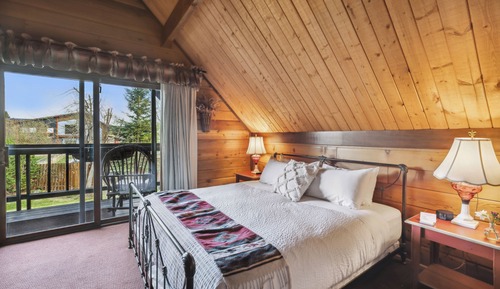 Premium Suite, 1 King Bed (Huckleberry)