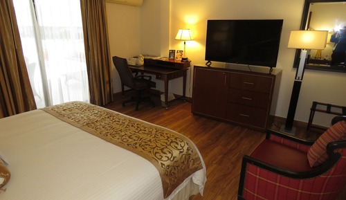 Deluxe Suite, Poolside