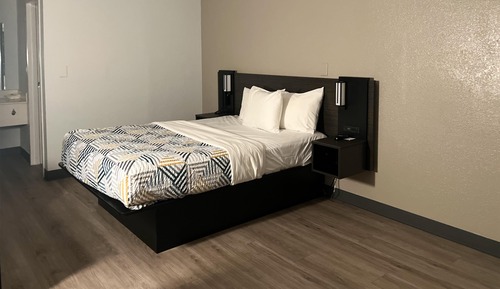 Deluxe Room, 1 Queen Bed, Non Smoking, Refrigerator & Microwave