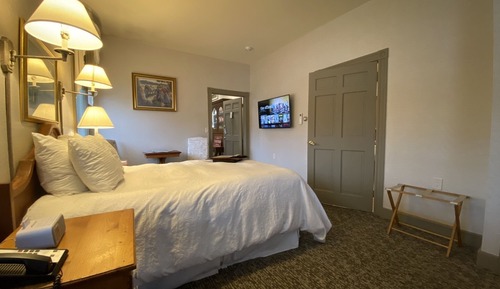 1 Queen Bed (Handicap Accessible)