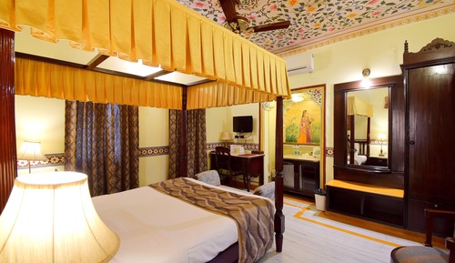 Royal Deluxe - Free Pick-up on Arrival (Train/Bus Station Only)