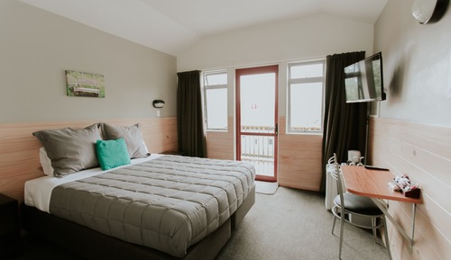 Queen Ensuite Chalet