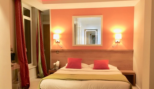 Suite Design, 1 très grand lit, terrasse, vue mer partielle