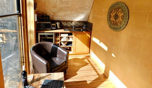 Beachside Studio Spa Apartment	
