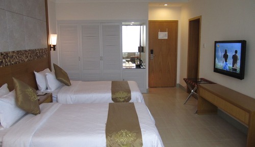 Room, Garden View