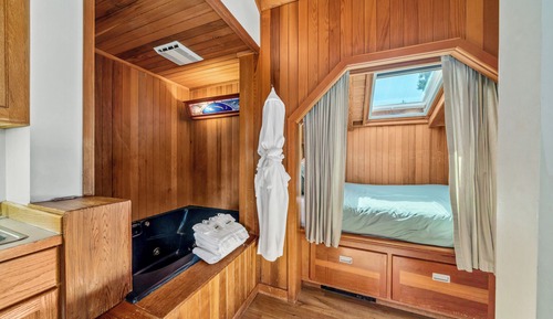 Luxe Captain Queen