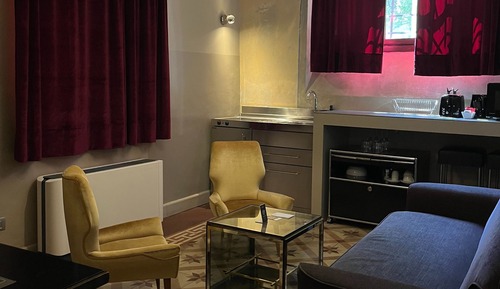 Large Studio with Kitchen and Sofa Bed