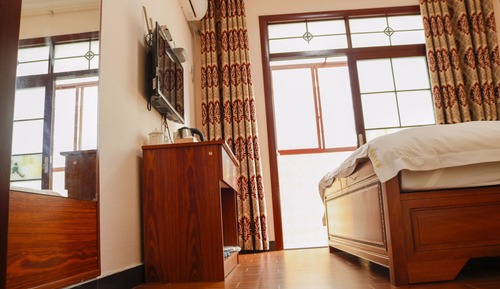 Deluxe Queen Room 