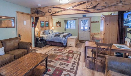 Lakeside Suite, Lake View, PRIVATE Bath - Family Friendly