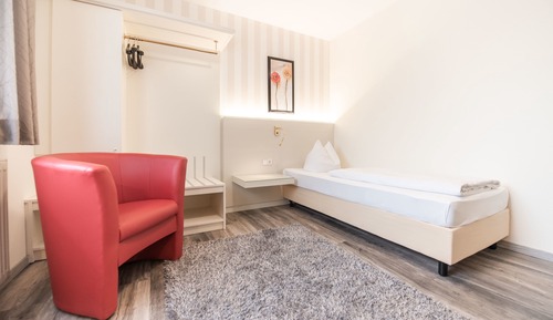 Single Room Guesthouse - Rooms in our guest house about 300 meters from the main house