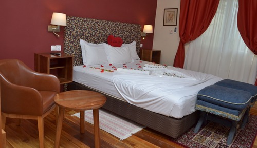 Deluxe Double Room, 1 King Bed, Pool Access, Partial Ocean View
