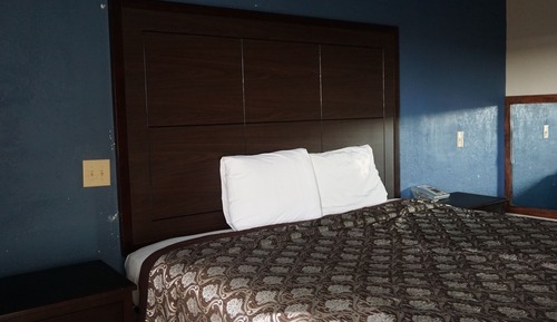 Room, 1 King Bed, Smoking