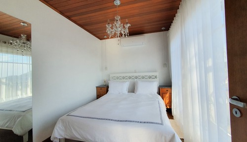 Honeymoon Chalet, Bathtub, Mountain View
