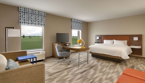 Studio, 1 King Bed, Refrigerator & Microwave (Wet Bar)