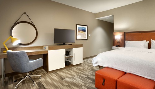 Room, 1 King Bed, Refrigerator