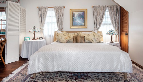 Deluxe Studio Suite, 1 King Bed, Private Bathroom