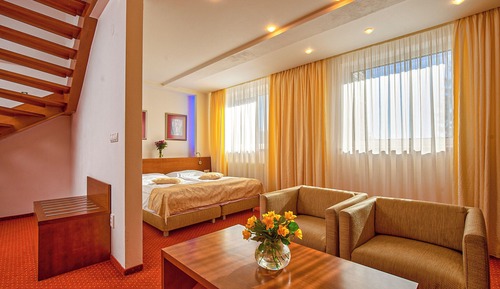 Presidential Duplex, Hill View