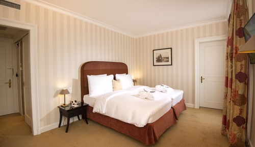 Executive Double Room, 1 King Bed, Partial Lake View