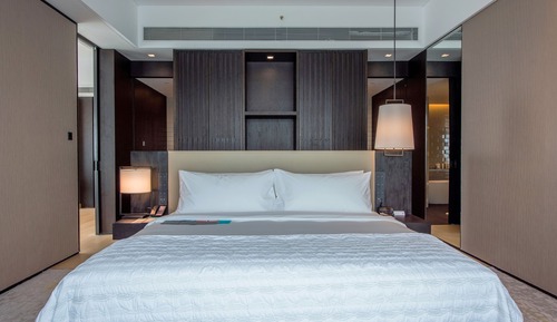 Executive Suite, 1 King Bed, City View