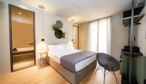Studio Suite, Jetted Tub
