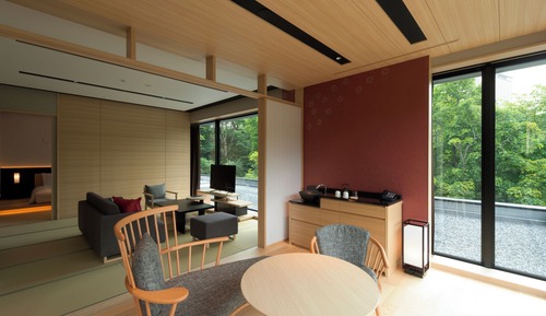Deluxe Corner Suite