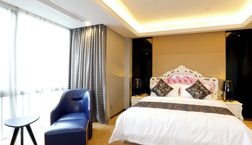 Deluxe Studio with Queen Bed (Free Shuttle in Canton Fair)