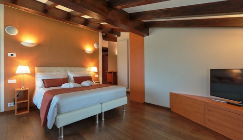 Elite Suite, 1 Queen Bed, Non Smoking, Hill View