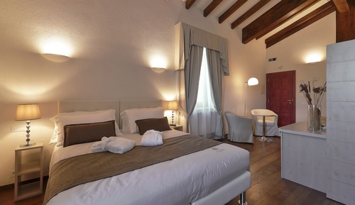 Exclusive Suite, 1 King Bed, Non Smoking, Hill View