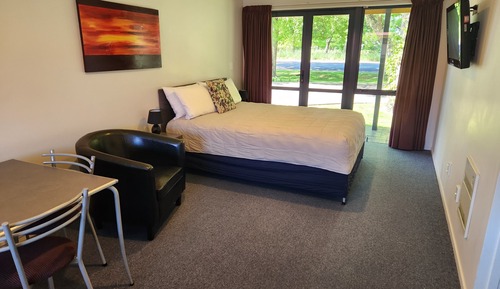 One Bedroom Two Queens