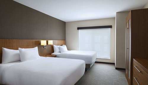 Room (2 Queenbed & 1 Sofabed)