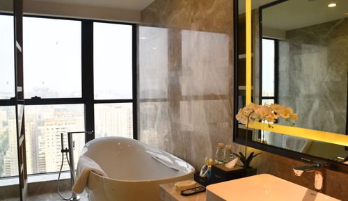 Club Suite, 1 King Bed, Smoking