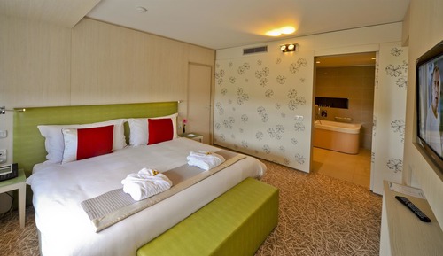Suite, 2 Bedrooms, Bathtub