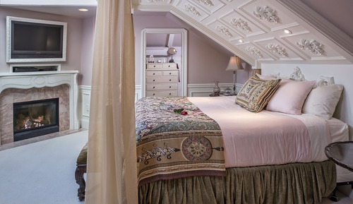 Honeymoon Suite, 1 King Bed, Jetted Tub, River View (English Tudor Decor)
