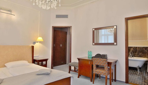 Deluxe Suite, 1 King Bed, Ensuite, City View