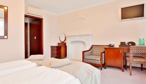 Deluxe Double Room, 1 Double Bed, Patio, City View