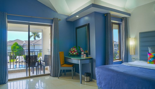 Luxury Suite, Balcony, Pool View with living room (Bk 3 Nt. at 2 Nt. Price)