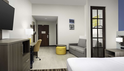 Suite, Non Smoking (Room towards Road, Near elevator)