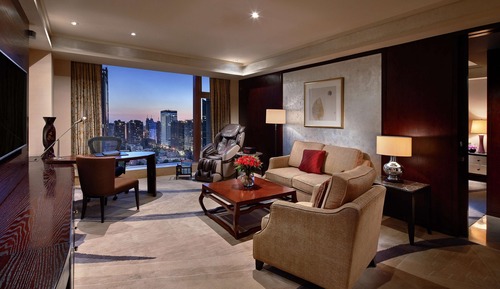 Fairmont Gold Signature Suite (Gold Lounge Access)