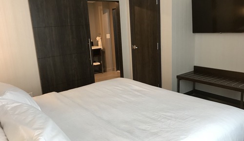 2 Room Suite, 1 King, Accessible Bathtub