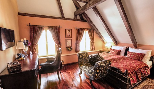 Room (Deluxe King 303)