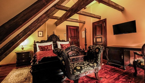 Room (Deluxe King 307)