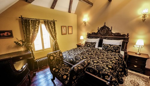 Room (Deluxe King 305)