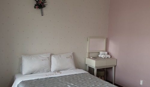 Deluxe Room (KRW10,000 surcharge for extra bedding)