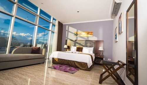 Deluxe Room, 1 King Bed, Non Smoking, Mountain View